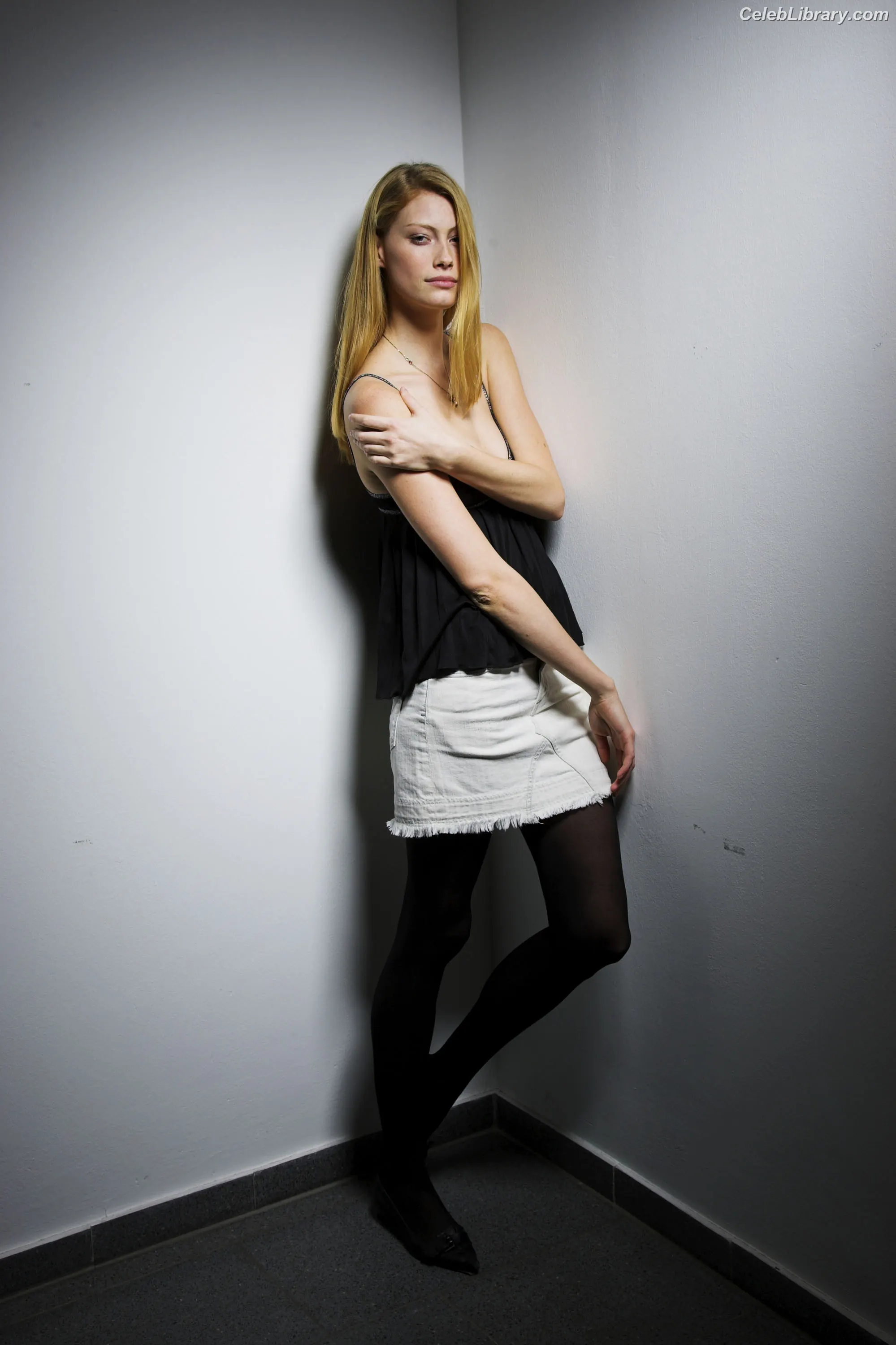 Alyssa Sutherland photo 9 of 37