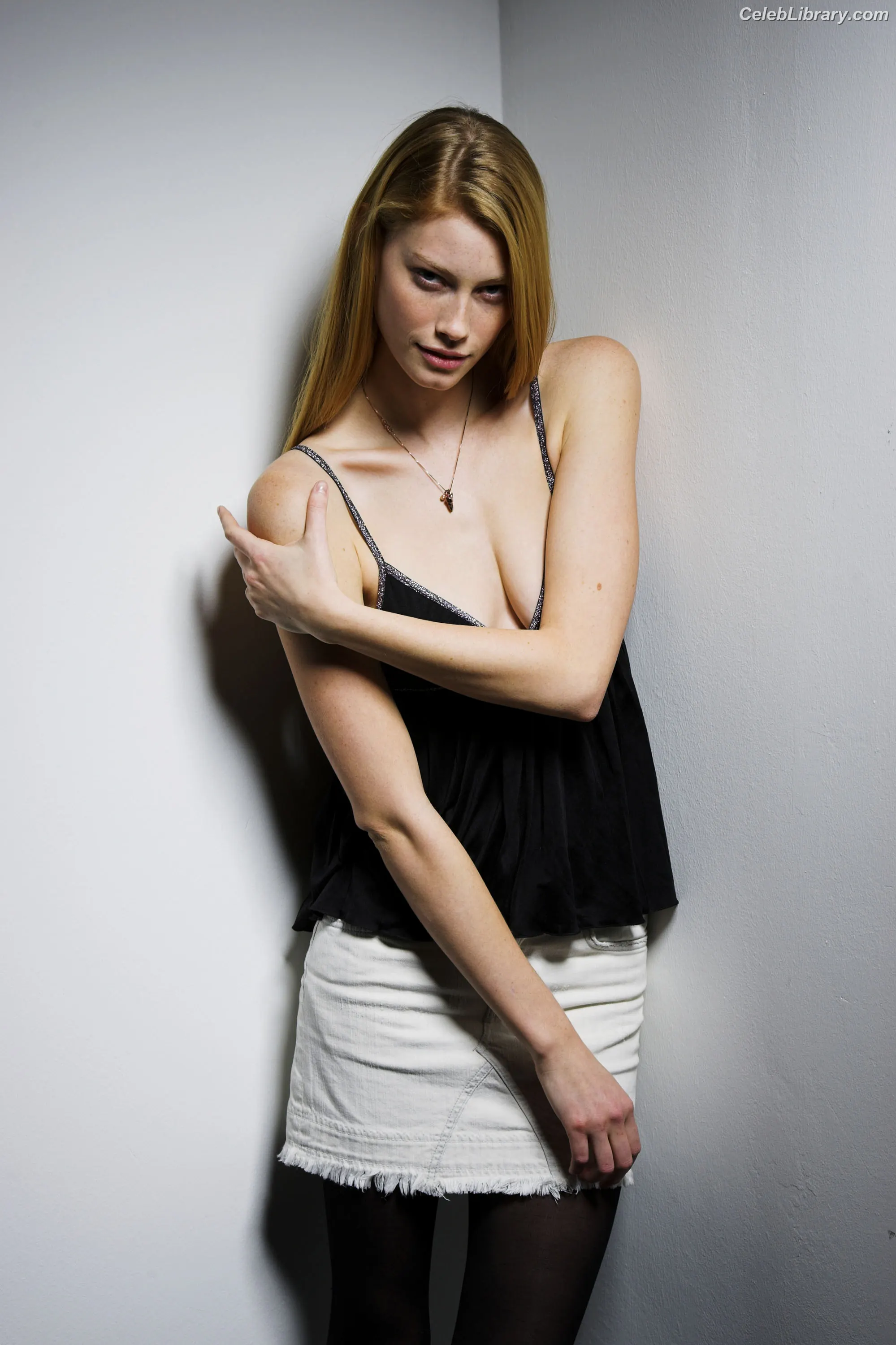 Alyssa Sutherland photo 16 of 37