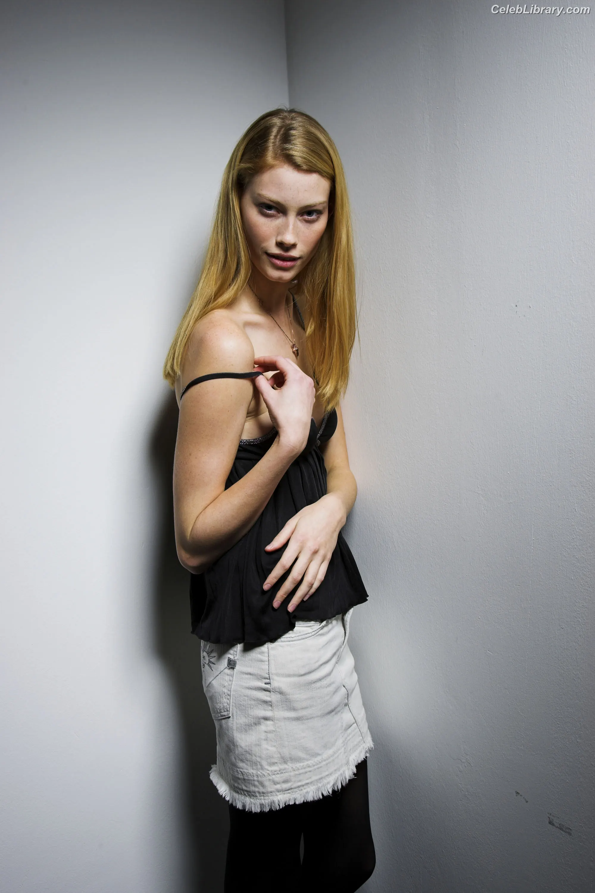 Alyssa Sutherland photo 17 of 37
