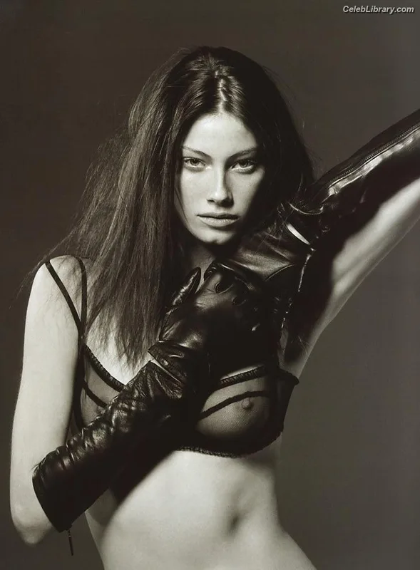 Alyssa Sutherland photo 4 of 38