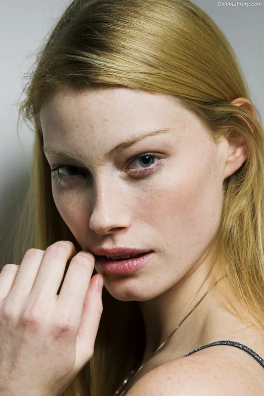 Alyssa Sutherland photo 6 of 38