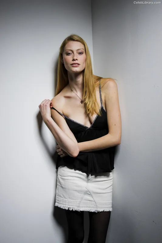 Alyssa Sutherland photo 7 of 38