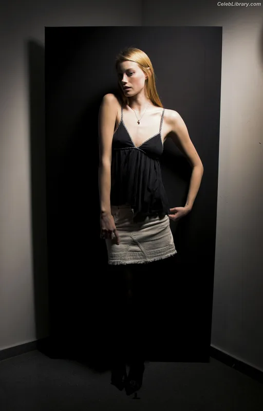 Alyssa Sutherland photo 8 of 38