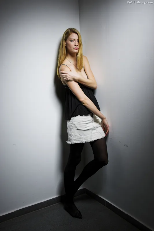 Alyssa Sutherland photo 9 of 38