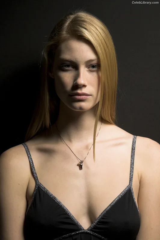 Alyssa Sutherland photo 12 of 38