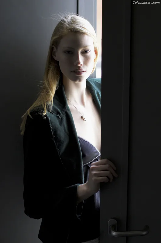 Alyssa Sutherland photo 13 of 38