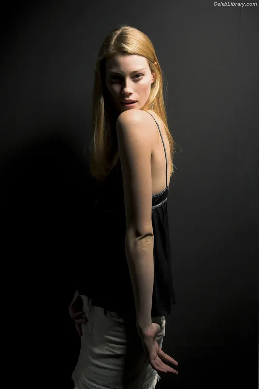 Alyssa Sutherland photo 14 of 38