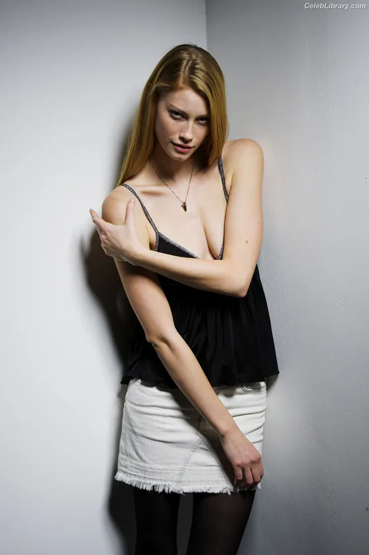Alyssa Sutherland photo 16 of 38