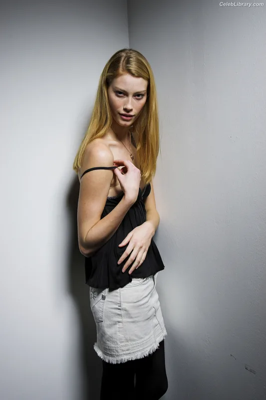 Alyssa Sutherland photo 17 of 38
