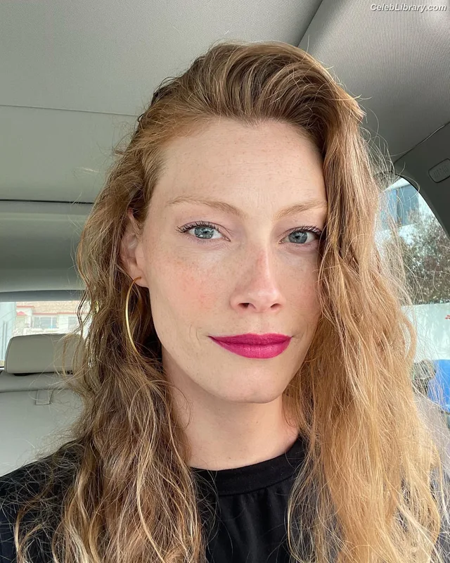 Alyssa Sutherland photo 20 of 38