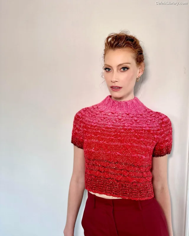 Alyssa Sutherland photo 22 of 38