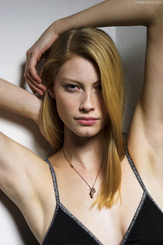Alyssa Sutherland photo 2 of 38