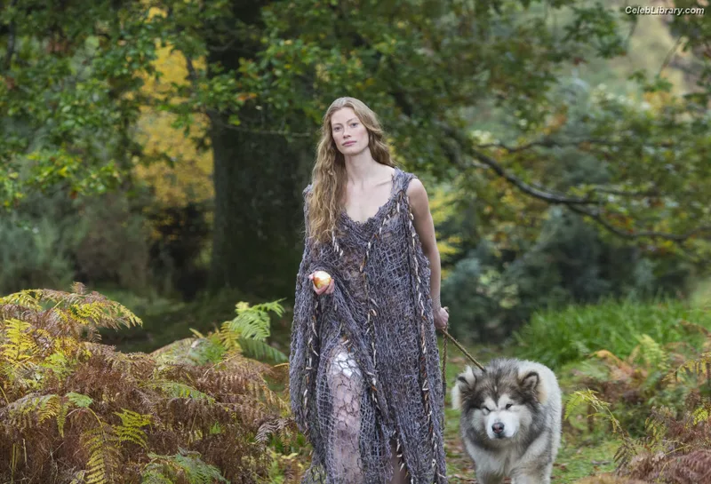 Alyssa Sutherland photo 5 of 38