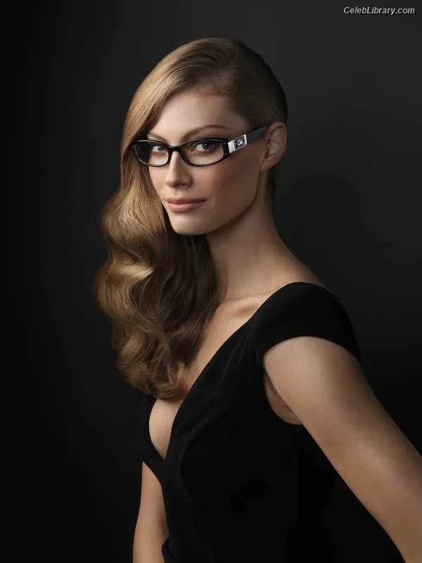 Alyssa Sutherland photo 7 of 38