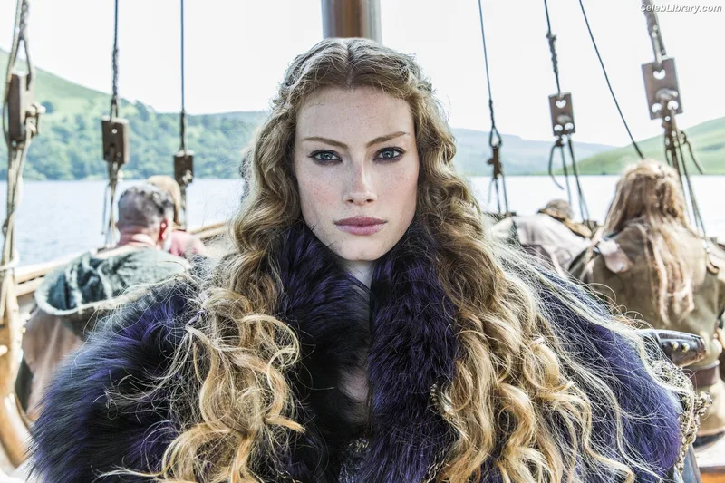 Alyssa Sutherland photo 8 of 38