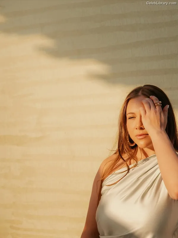 Amanda Anisimova photo 5 of 148