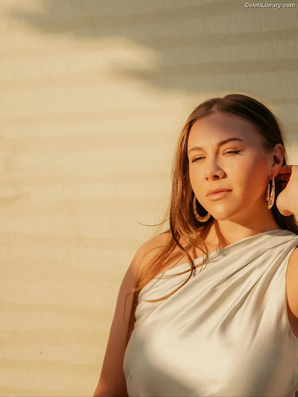 Amanda Anisimova photo 6 of 148