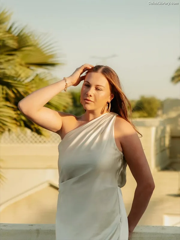 Amanda Anisimova photo 10 of 148