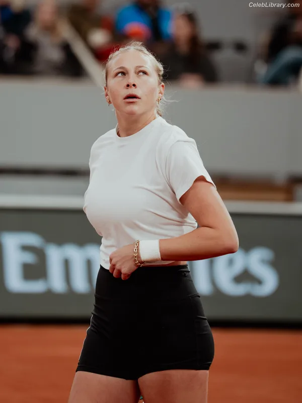 Amanda Anisimova photo 1 of 148