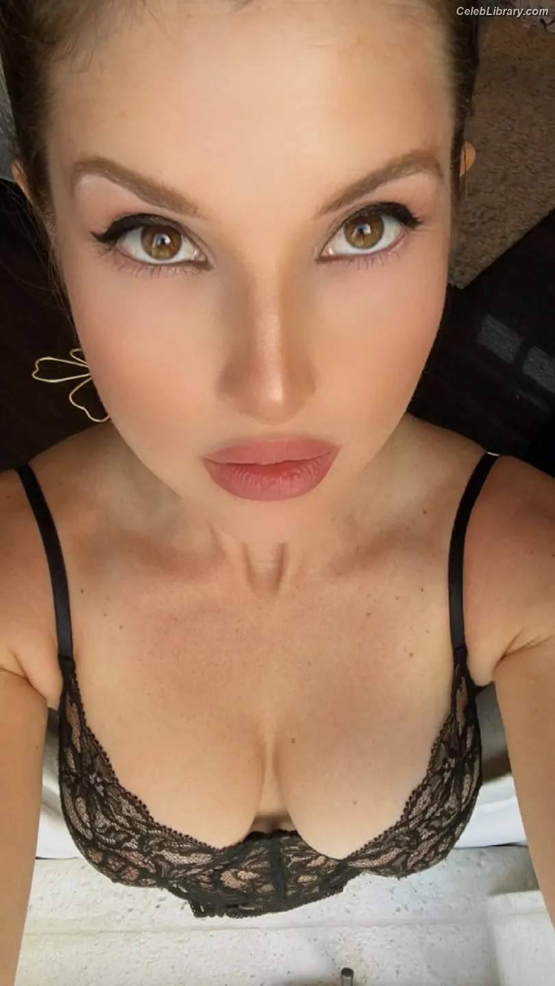 Amanda Cerny photo 4 of 1196