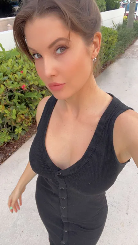 Amanda Cerny photo 2 of 1197