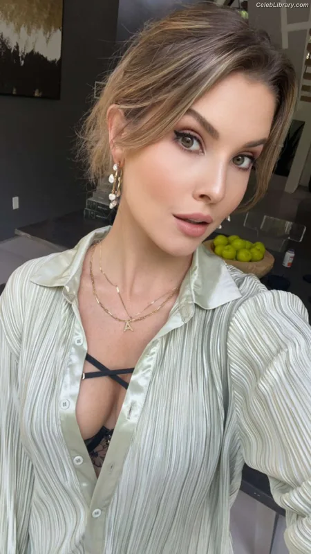 Amanda Cerny photo 1 of 1197