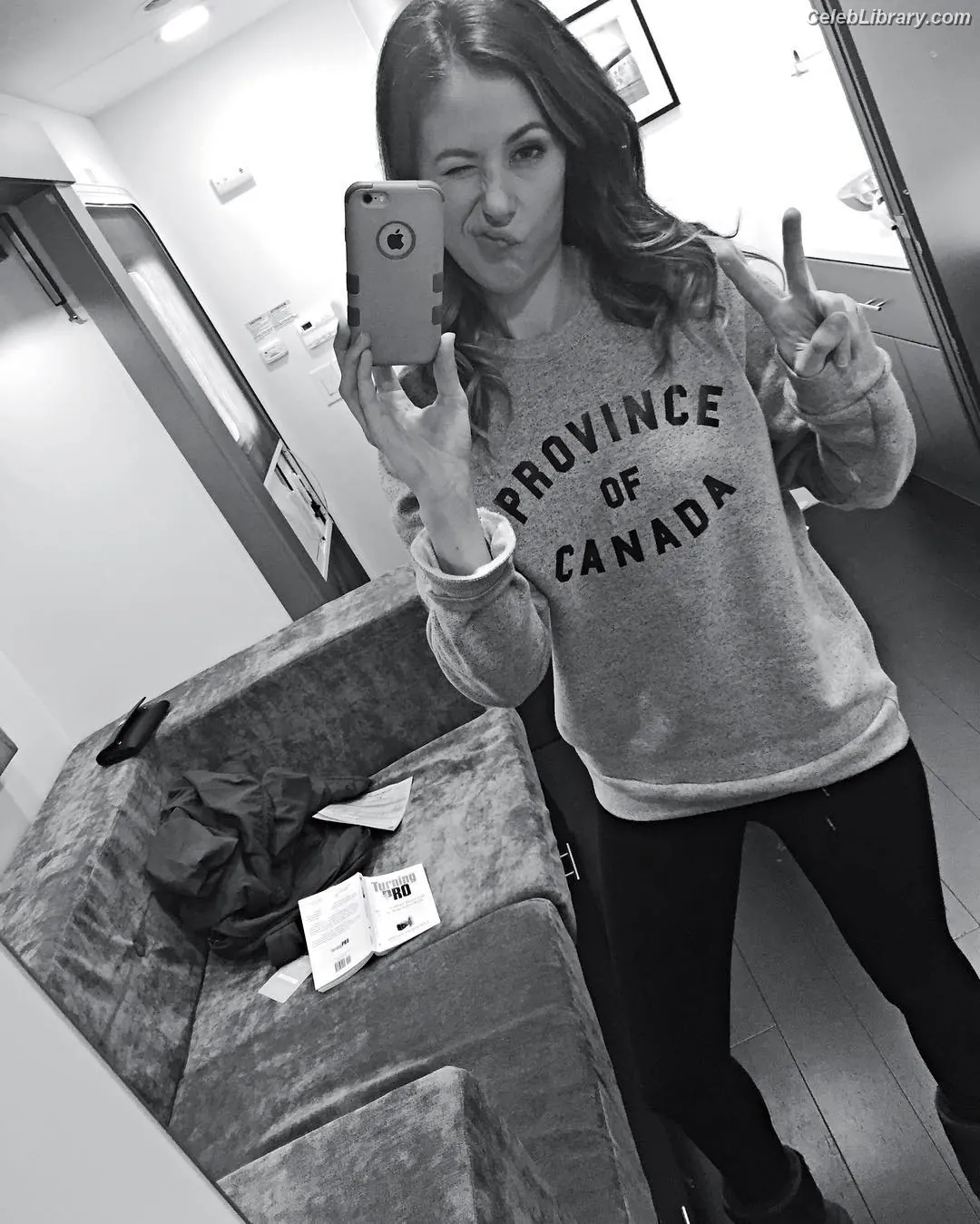 Amanda Crew photo 12 of 63