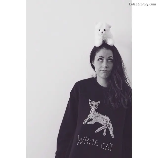 Amanda Crew photo 4 of 63