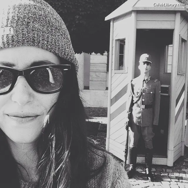 Amanda Crew photo 5 of 63