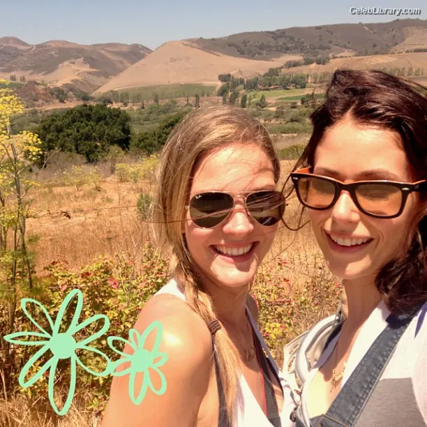 Amanda Crew photo 20 of 63