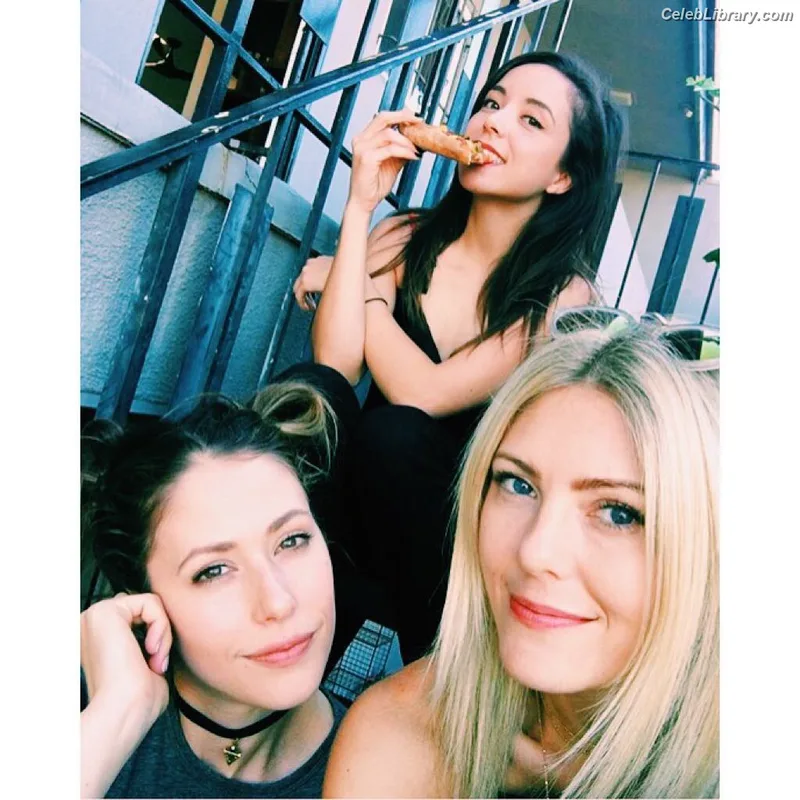Amanda Crew photo 2 of 64