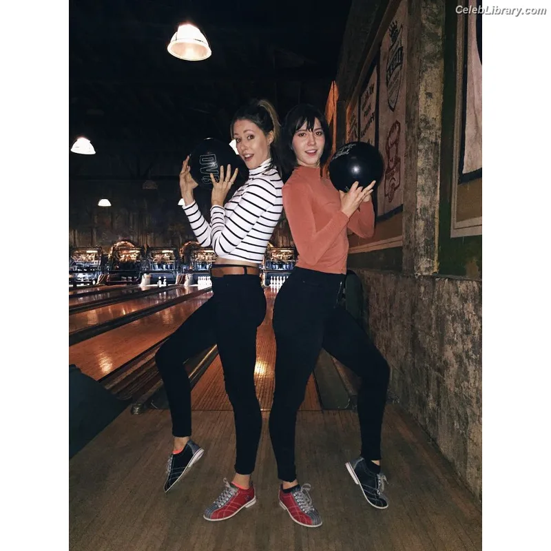 Amanda Crew photo 8 of 64