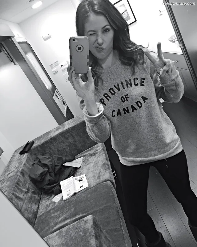Amanda Crew photo 12 of 64