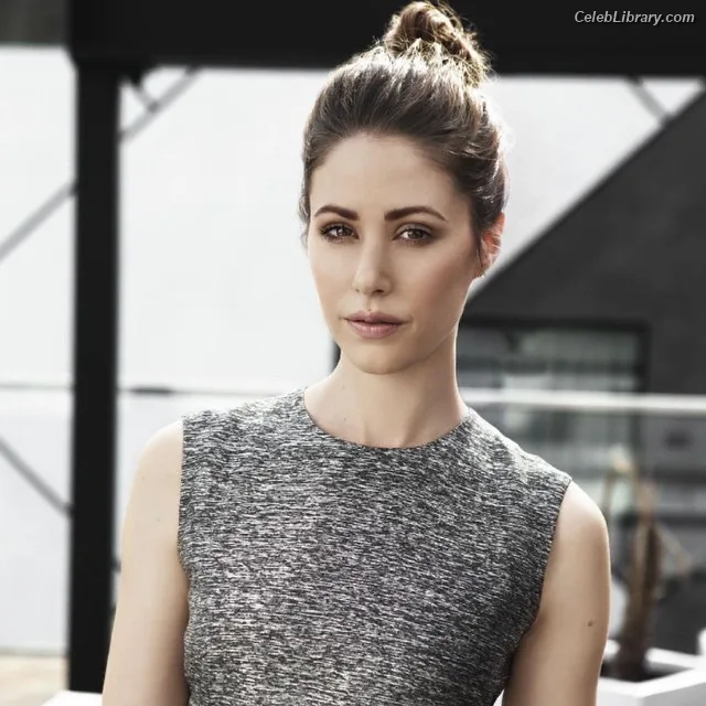 Amanda Crew photo 1 of 64