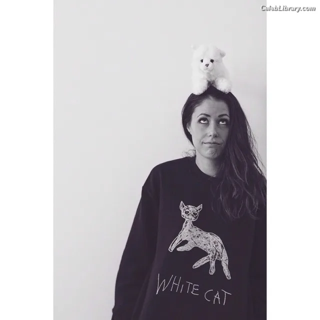 Amanda Crew photo 4 of 64