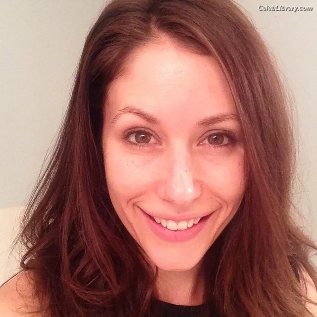 Amanda Crew photo 7 of 64
