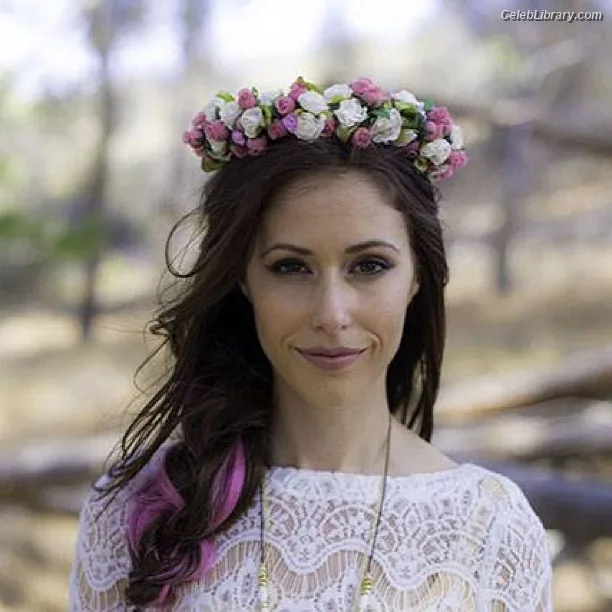 Amanda Crew photo 18 of 64