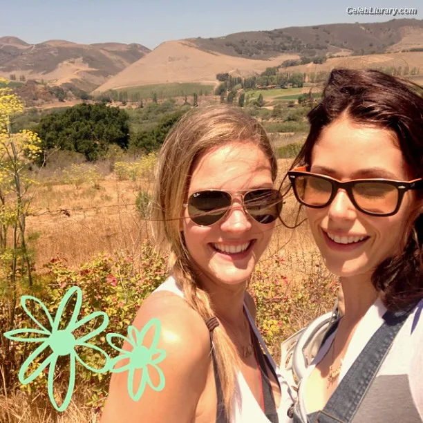 Amanda Crew photo 20 of 64