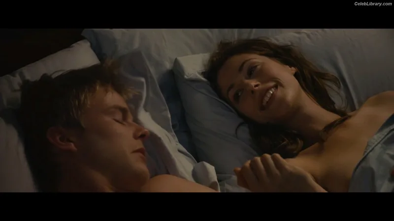 Amanda Crew photo 7 of 64