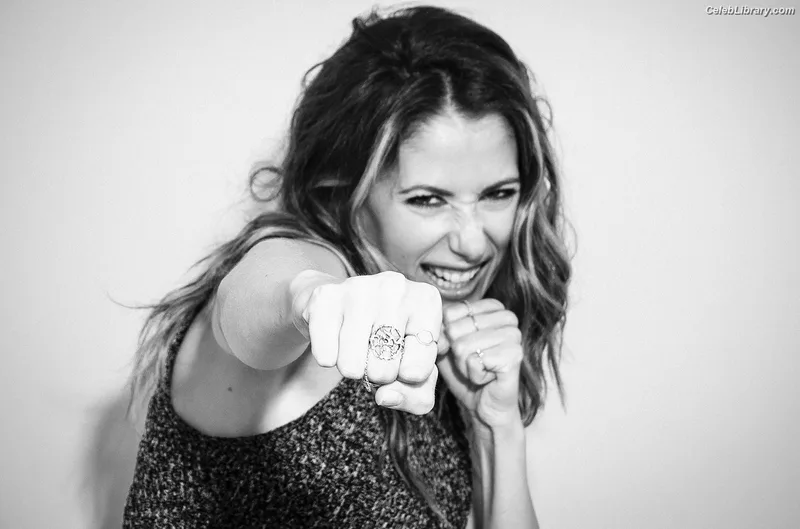 Amanda Crew photo 14 of 64