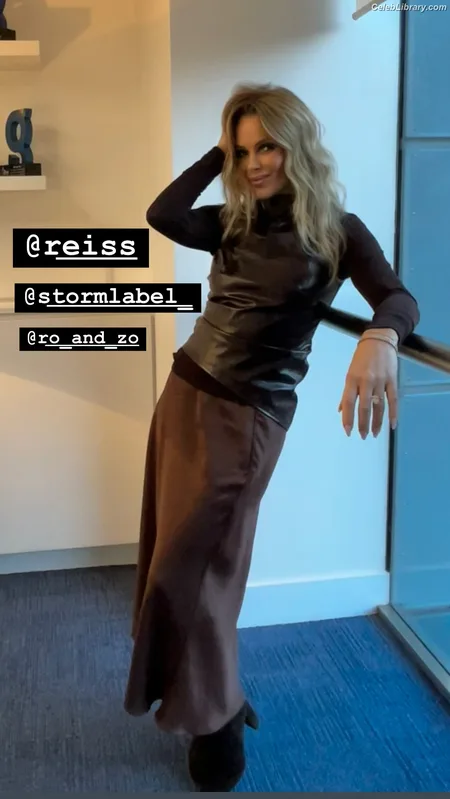 Amanda Holden photo 6 of 825