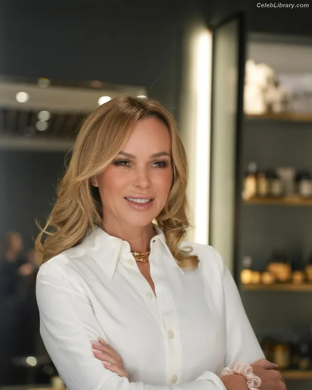 Amanda Holden photo 4 of 825