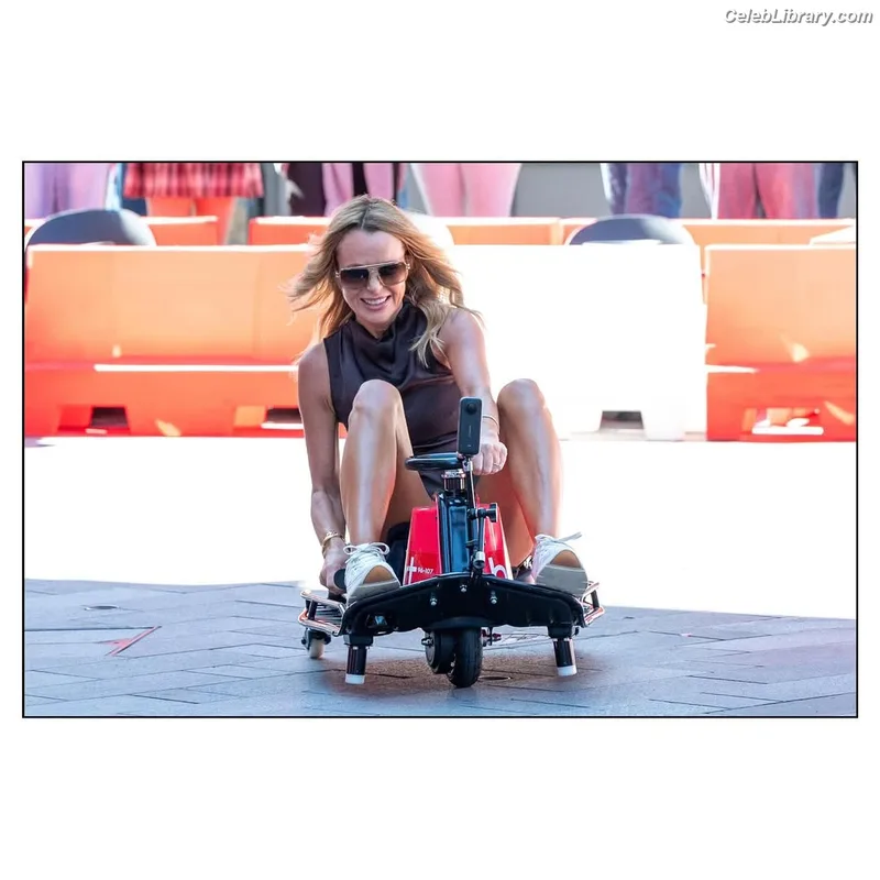 Amanda Holden photo 20 of 825