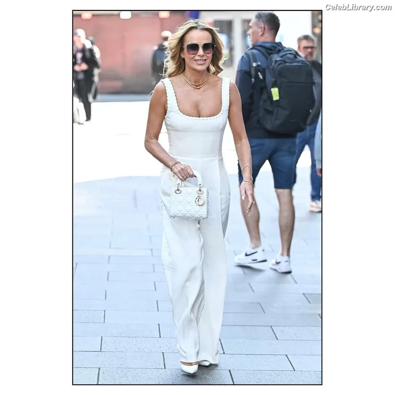 Amanda Holden photo 15 of 825