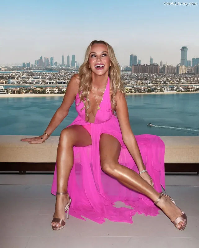 Amanda Holden photo 23 of 825