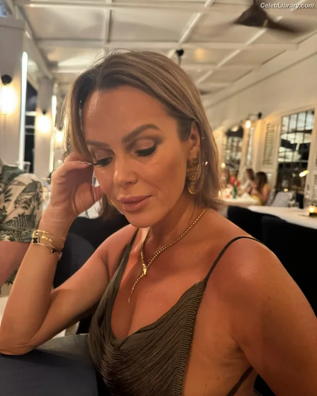 Amanda Holden photo 13 of 825