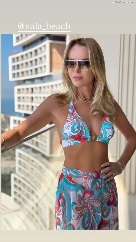 Amanda Holden photo 23 of 825