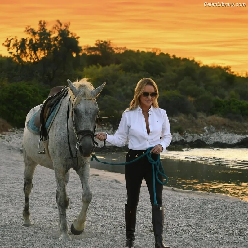 Amanda Holden photo 8 of 825