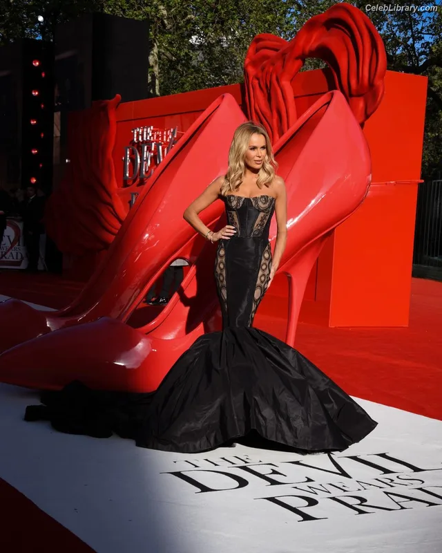 Amanda Holden photo 10 of 825