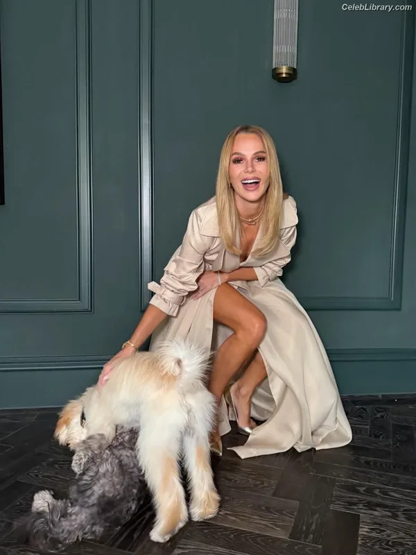 Amanda Holden photo 2 of 825